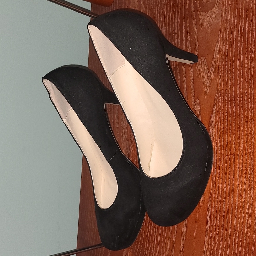 Black Pumps